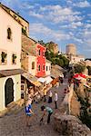 Gefüttert mit bunten Häusern, bekannt als Kujundziluk, eine der ältesten Straßen in Mostar, alte Brücke, Altstadt, UNESCO Weltkulturerbe, Mostar, Herzegowina, Bosnien-Herzegowina, Europas führende Straße mit Kopfsteinpflaster
