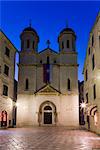 Église orthodoxe serbe de Saint-Nicolas illuminée à la tombée de la nuit, la vieille ville, patrimoine mondial de l'UNESCO, Kotor, Montenegro, Europe