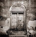 Image prise avec un Holga moyen format 120 film toy camera de vieille porte de bois clouté omanais, Stonetown, Zanzibar, Tanzanie, Afrique de l'est, Afrique