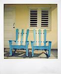 Polaroid de deux chaises peint en blanc et bleu sur le porche de la maison traditionnelle, Viñales, Cuba, Antilles, Amérique centrale