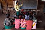 HAP Oh les enfants des minorités dans le village de locaux scolaires, Pattap Poap près du lac Inle, État Shan, au Myanmar (Birmanie), Asie