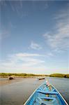 Pirogue ou bateau de pêche sur les eaux tranquilles du Sine Saloum Delta, Sénégal, Afrique de l'Ouest, Afrique