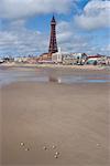 Surplombant la plage et la tour Blackpool Central Pier, Blackpool, Lancashire, Angleterre, Royaume-Uni, Europe