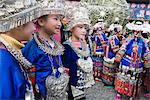 Aufwendige Kostüme getragen auf einem traditionellen Miao New Year Festival in Xijiang, Guizhou Provinz, China, Asien