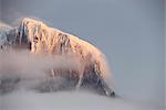 Snow covered mountain au coucher du soleil, générant sa propre couverture de brouillard, île Wiencke, péninsule Antarctique, l'Antarctique, les régions polaires