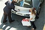 Couple ouverture de hayon de la voiture pour ranger les sacs à provisions