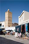 Geschäfte und Moschee in der Medina, Kairouan, Tunesien, Nordafrika, Afrika