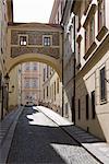 Scène de rue vide, arc décoratif, petit quartier, Old Town, Prague, République tchèque, Europe
