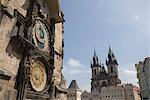 Mairie horloge, horloge astronomique et Eglise Notre-Dame avant Tyn en arrière-plan, place de la vieille ville, Old Town, Prague, République tchèque, Europe