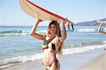 Surfer Girl à Zuma Beach, Californie, USA