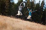 Wanderer paar springen in der Nähe von Deschutes River, Oregon, USA