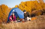 Paar-Camping in der Nähe des Deschutes River, Oregon, USA