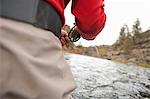 L'homme pêche à la mouche sur la rivière Deschutes, Oregon, Etats-Unis