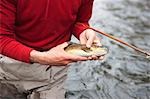 Homme tenant le poisson, la rivière Deschutes, Oregon, Etats-Unis