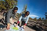 Couple regardant la carte du sentier de High Sierra, près de Lake Tahoe, Californie, USA