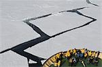 Touristes sur la proue du brise-glace, péninsule Antarctique, la mer de Weddell, Antarctique