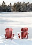 Chaises Adirondack dans la neige