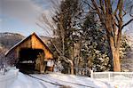 Mittlere Brücke, eine überdachte Holzbrücke in Winter, Woodstock, Vermont, New England, Vereinigte Staaten von Amerika, Nordamerika