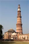 Qutb Minar, tour de la victoire 73 m de haut, construit entre 1193 et 1368 du grès, patrimoine mondial UNESCO, Delhi, Inde, Asie