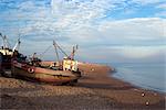 Pêche des bateaux sur la plage de galets, Hastings, Sussex, Angleterre, Royaume-Uni, Europe