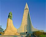Statue de Liefur Eiriksson et l'église de Hallgrimskikja, Reykjavik, Islande, régions polaires