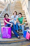 Portrait de femmes avec des sacs à provisions