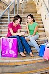 Frauen, die Nutzung von Mobiltelefonen wile Shopping