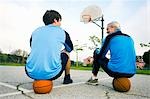 Vater und Sohn am Basketballplatz