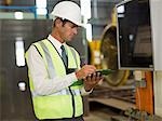 Homme mûr, inspection du matériel d'usine