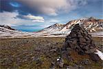 Cairn et les montagnes dans la vallée de Brunavik, des favoris pour les randonneurs, fjord Borgarfjorur Eystri, région des Fjords de l'est, l'Islande, les régions polaires