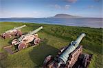Festung Skansin, altes Fort Bewachung Torshavn und seinem Hafen mit alten Messing-Kanonen, zweiten Weltkrieg britische marine Gewehren und Leuchtturm, Nolsoy in der Ferne, Torshavn, Streymoy, Färöer-Inseln (Färöer), Dänemark, Europa