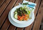 Salade organique sur une Table en bois