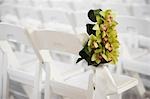 Blumendekorationen auf Stuhl bei Hochzeit
