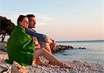 Couple assis sur la plage