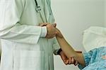 Doktor Arm des Patienten untersuchen