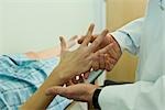 Arzt untersuchen Patienten hand