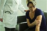Arzt beruhigend Frau im Wartezimmer