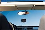 Frau Auto zu fahren, Reflexion im Rückspiegel