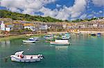 Kleinen Fischerbooten im geschlossenen Hafen von Mousehole, Cornwall, England, Vereinigtes Königreich, Europa