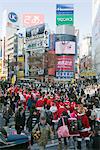 Noël Santas marchant sur le passage à Shibuya, Shibuya ward, Tokyo, Japon, Asie