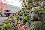 Statues de Pierre et de l'érable automne feuilles à Otagi Nenbutsu-ji Temple, le quartier de Arashiyama Sagano, Kyoto, Japon, Asie