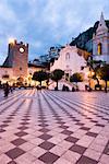 Abend in der Piazza IX Aprile, mit dem Torre Dell Orologio und Kirche von San Giuseppe, Taormina, Sizilien, Italien, Europa