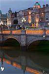 O' Connell Bridge, Reflexion, am frühen Abend, Dublin, Republik Irland, Europa