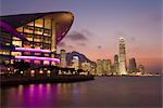 Hong Kong Convention and Exhibition centre, éclairé à la tombée de la nuit avec le bâtiment International Finance Centre et le quartier financier de l'arrière-plan, Hong Kong, Chine, Asie