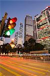 Banque de Chine et Hong Kong et Shanghai Bank illuminé au crépuscule, Statue Square dans le quartier financier de Central, Hong Kong Island, Hong Kong, Chine, Asie