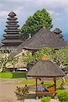 Mann, Lektüre am Besakih Tempel (Tempel der Mutter), Bali, Indonesien, Südostasien, Asien