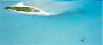 Katamaran-Segeln in der Nähe von einer einsamen Insel, Malediven, Indischer Ozean