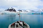 Passagiere, die Gletscher in Store Jonsfjord, Spitzbergen, Norwegen, Arktis, Skandinavien, Europa anzeigen