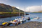 Yachten vertäut am Loch Linnhe bei Ballachulish, Highlands, Schottland, Vereinigtes Königreich, Europa