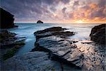 Trebarwith Strand und Gull Rock bei Sonnenuntergang, Cornwall, England, Vereinigtes Königreich, Europa